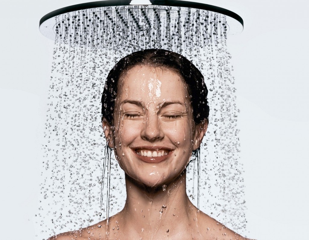 Чи можна приймати душ в контактних лінзах